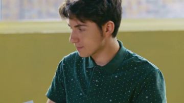 Le polo vert imprimé de Tom (Sam Chemoul) dans Plus belle la vie