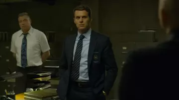 La cravate rayée de Holden Ford (Jonathan Groff) dans Mindhunter (S02E01)