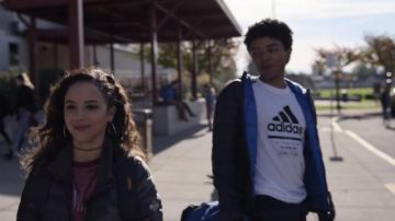 The white t-shirt adidas of Noah Simos (Odiseas Georgiadis) in the series Trinkets (Season 1)