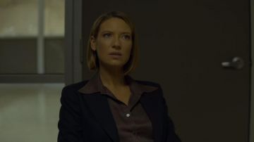 Blusa marrón de la Dra. Wendy Carr (Anna Torv) en Mindhunter (S02E05)