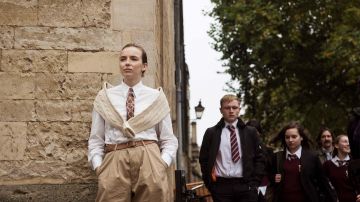 Pantalones beige usados por Villanelle (Jodie Comer) como se ve en Killing Eve S02E05