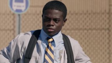 Chaqueta de pista en gris usada por David (Akili McDowell) en David Makes Man (S01E01)