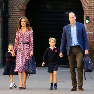Michael Kors Robe à fleurs en Noir Écarlate porté par Catherine, Duchesse de Cambridge pour le Premier Jour de la rentrée Scolaire le 5 septembre 2019