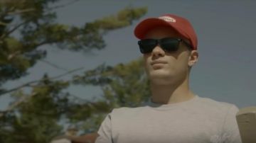 Les lunettes de soleil noires portées par Olivier (Antoine L'Écuyer) dans Jérémie (S01E03)