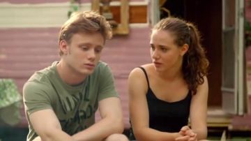 Le t-shirt vert armé porté par Olivier  (Antoine L'Écuyer) dans Jérémie (S02E10)