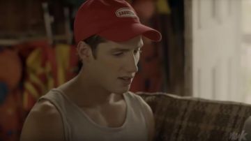 Le débardeur gris clair porté par Thomas (Pierre-Luc Lafontaine) dans Jérémie (S01E03)