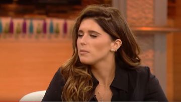 Collar de cruz de cadena de oro usado por Katherine Schwarzenegger en The Dr. Oz Show septiembre, 13 2018