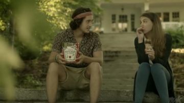 Le gilet noit à manches longues porté par Stéphanie Arav-Clocchiatti dans Jeremie Saison 1 Episode 15 Le BBQ