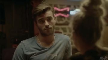 Le t-shirt gris porté par Greg (Mikhail Ahooja) dans Jérémie (S01E03)