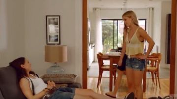 Le débardeur rayé à col v porté par Raphaëlle  (Claudia Bouvette) dans Jérémie (S02E10)
