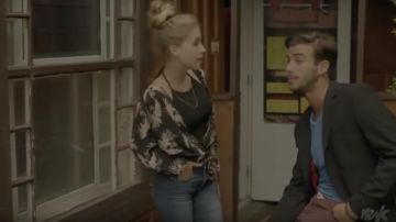 Le jeans bleu porté Raphaëlle par (Claudia Bouvette) dans Jérémie (S01E03)
