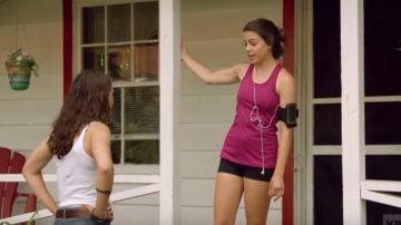 Le débardeur rose porté par (Stephanie arav clocchiatti) dans Jérémie (S02E10)