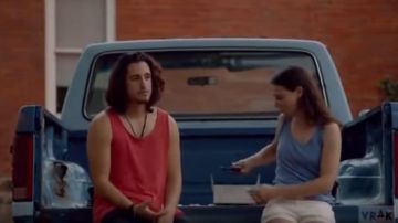 Débardeur rouge porté par Maxime Lou-Pascal Tremblay) dans Jérémie (S02E11)
