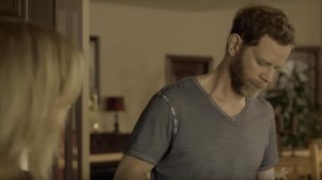 T shirt grey worn by Philippe (Jean-Nicolas Verreault), in Jeremiah (S01E05)