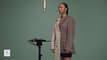 El abrigo asinmético que lució Mayra Andrade en su clip Tan Kalakatan | UN ESPECTÁCULO DE COLORES