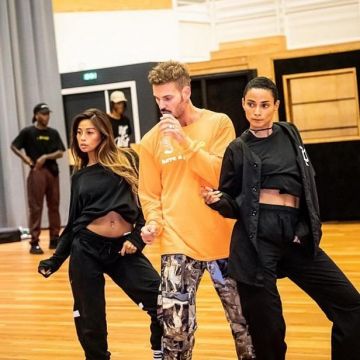 Le t-shirt à manches longues Urban Outfitters porté par M. Pokora  sur le compte Instagram de @mpfrancecom 