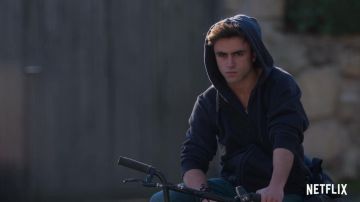 The hoody Samuel García Domínguez (Itzan Escamilla) in Elite (Season 2)