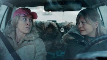 Rose casquette portés par Tammy MacDonald (Felicity Huffman) comme on le voit dans Tammy est Toujours en train de Mourir