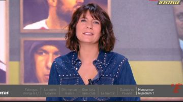 La blusa delgada hecha en jeans con aplicaciones tachonadas por Estelle Denis en L'Équipe d'Estelle el 05.09.2019