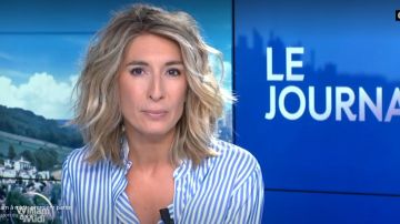 La chemise à rayures bleu et blanc, col mao de Caroline Delage dans William à midi le 06.09.2019