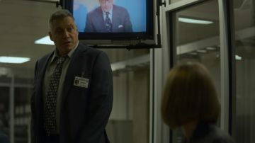 Corbata geométricamente modelada de Bill Tench (Holt McCallany) en Mindhunter (S02E02)