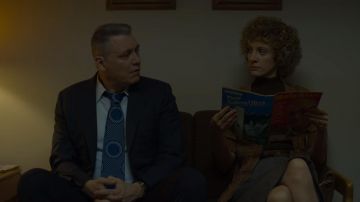 The blue tie with circular pattern of Bill Tench (Holt McCallany) in Mindhunter (S02E08)