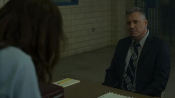 La corbata azul y blanca de Bill Tench (Holt McCallany) en Mindhunter (S02E05)