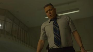Corbata a rayas de Bill Tench (Holt McCallany) con patrón Paisley en Mindhunter (S02E07)