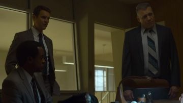 Tie vintage blue and white Bill Tench (Holt McCallany) in Mindhunter (S02E08)