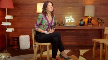 Le pantalon noir de Laurie Cholewa dans Tchi Tcha le 07.09.2019