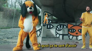 Disfraz de perro de Cyprien en el vídeo de YouTube LA COUR DES GRANDS 