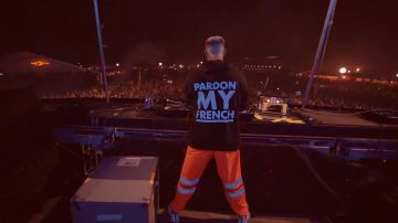 The pants neon orange DJ Snake in her video SUMMER 2018