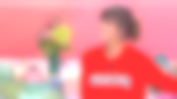 Le sweatshirt Paname rouge de Faustine Bollaert dans Ça commence aujourd'hui