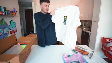 Le t-shirt blanc Supreme Ghost Rider de Harrison Nevel dans la vidéo Unboxing 5 Different Back To School Hypebeast Mystery Boxes!