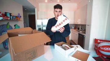 Les sneakers Converse Chuck Taylor All-Star 70s Hi Comme des Garcons Play Multi-Heart de Harrison Nevel dans la vidéo Unboxing 5 Different Back To School Hypebeast Mystery Boxes!