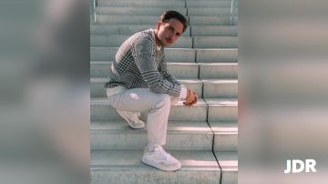 El suéter de pie de gallina Lacoste usado por Lord Esperanza en el video #62 de JDR: ¡Niska hace sal, las confidencias de Booba! Larry, Prime, Zikxo...
