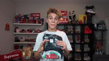 The t-shirt Supreme black New shit Giancarlo Purch aka Blazendary in the YouTube video Supreme FW19 Week 1 Unboxing / Review *ALL ITEMS*