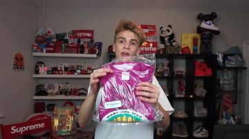 The t-shirt Supreme magenta new shit from Giancarlo Purch aka Blazendary in Supreme FW19 Week 1 Unboxing / Review *ALL ITEMS*