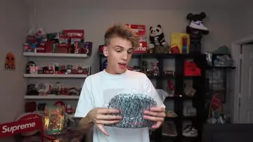 The bonnet Supreme digital white Giancarlo Purch aka Blazendary in the video Supreme FW19 Week 1 Unboxing / Review *ALL ITEMS*