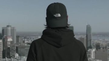 La casquette The North Face portée par Nekfeu dans son clip Tempête
