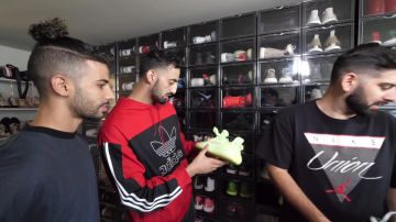 Les sneakers Adidas Yeezy Boost 350 V2 Glow de Qias dans YOUTUBERS ROAST MY SNEAKER COLLECTION!! (ADAM SALEH Y SLIM)