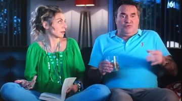 La blouse verte portée par Camille (Amélie Etasse) dans la série Scènes de ménages 