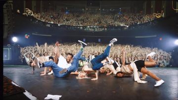 Sneakers Converse Run Star Hike Hi JW Anderson Black worn by Angela in her video clip Blur