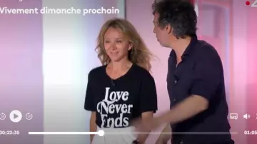 The black t-shirt Love Never Ends of Sylvie Testud in Highly Sunday 08.09.2019