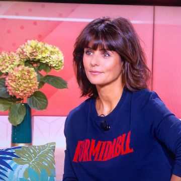 La formidable sudadera suelta de Faustine Bollaert en su cuenta de Instagram @faustinebollaert