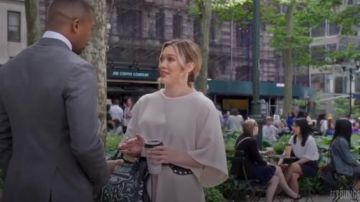Iro Crème de Bambou Crêpe Combi porté par Kelsey Peters (Hilary Duff) chez les Jeunes (S06E11)
