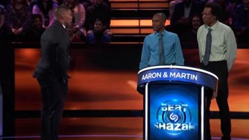 Camisa azul usada por Aaron en Beat Shazam S03E01 mayo, 20 2019