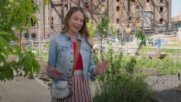 Chloe White Tess Small Embossed Leather Shoulder Bag worn by Liza Miller (Sutton Foster) in Younger (S06E11)