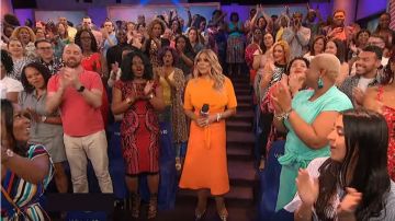 L'entraîneur Wilma Silver Patent Leather Flats Chaussures portés par Wendy Williams sur Le Wendy Williams Show le 28 août 2019