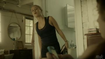 La camiseta negra sin mangas usada por Raphaëlle (Claudia Bouvette) en Jeremie (S01E16) 